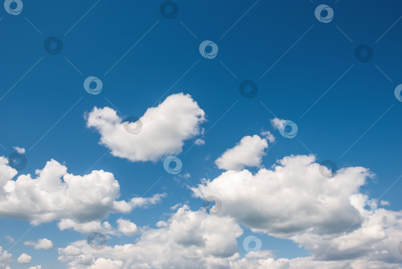 Скачать Куча белых облаков на голубом небе. Небесный пейзаж фотосток Ozero