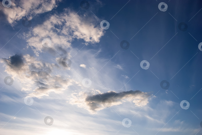 Скачать Голубое небо с красивыми белыми кучками облаков на закате. фотосток Ozero