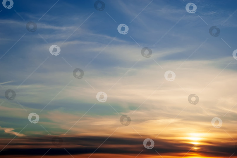 Скачать Впечатляющее закатное небо с облаками. фотосток Ozero