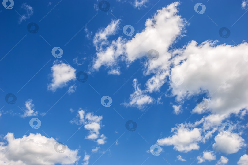 Скачать Голубое небо с белыми кучками облаков. фотосток Ozero