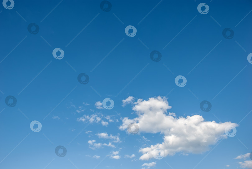 Скачать Красивые белые облака на голубом небе. фотосток Ozero