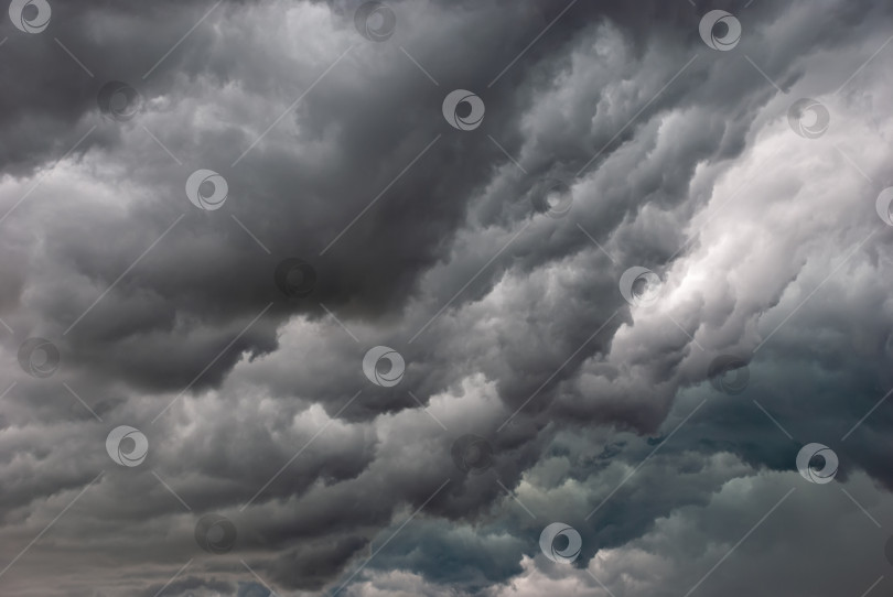 Скачать Красивое закатное небо с грозовыми облаками фотосток Ozero