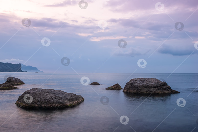 Скачать Утренний морской пейзаж. Морская вода при длительном воздействии, камни и утесы. Красивое небо с облаками. фотосток Ozero