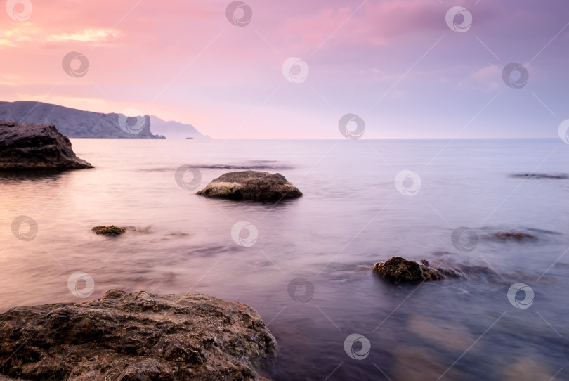 Скачать Утренний морской пейзаж. Морская вода при длительном воздействии, камни и утесы. Красивое небо с облаками. фотосток Ozero