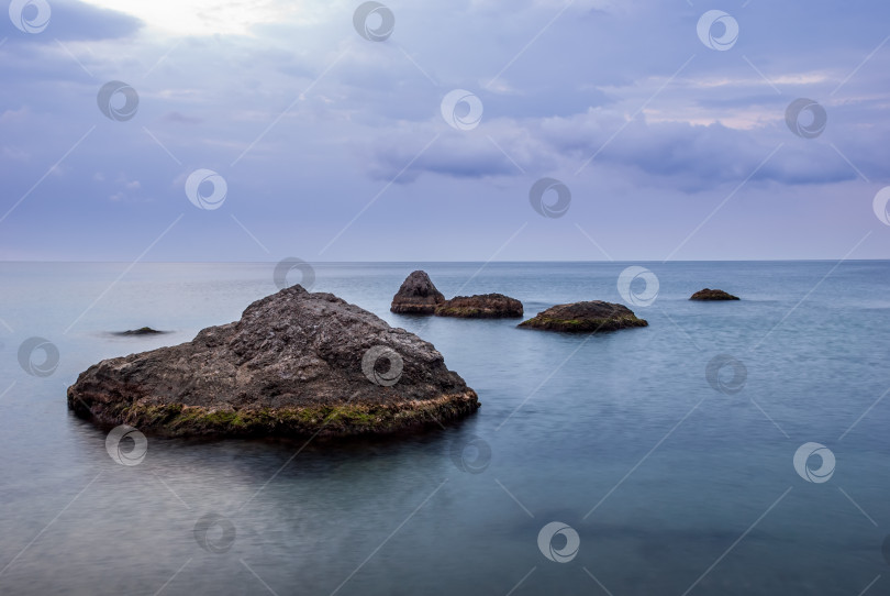 Скачать Утренний морской пейзаж. Морская вода при длительном воздействии, камни и утесы. Красивое небо с облаками. фотосток Ozero