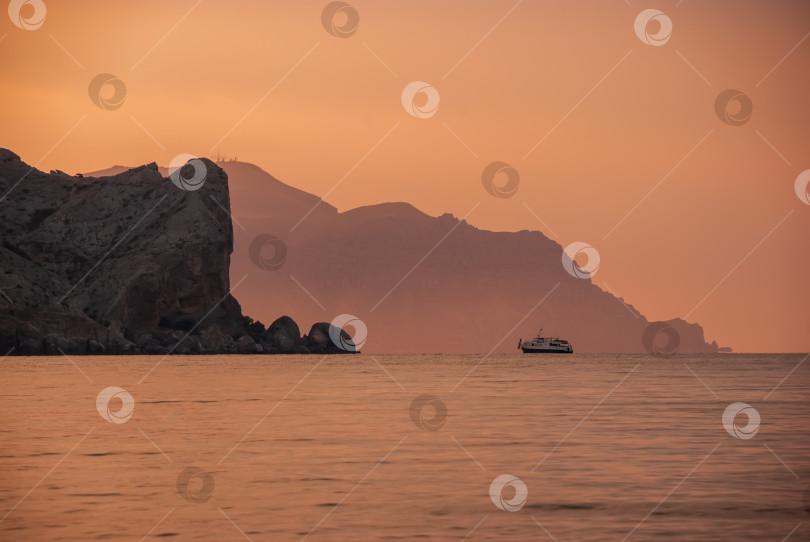 Скачать Утренний морской пейзаж. Морская вода при длительном воздействии, камни и утесы. Красивое небо с облаками. фотосток Ozero