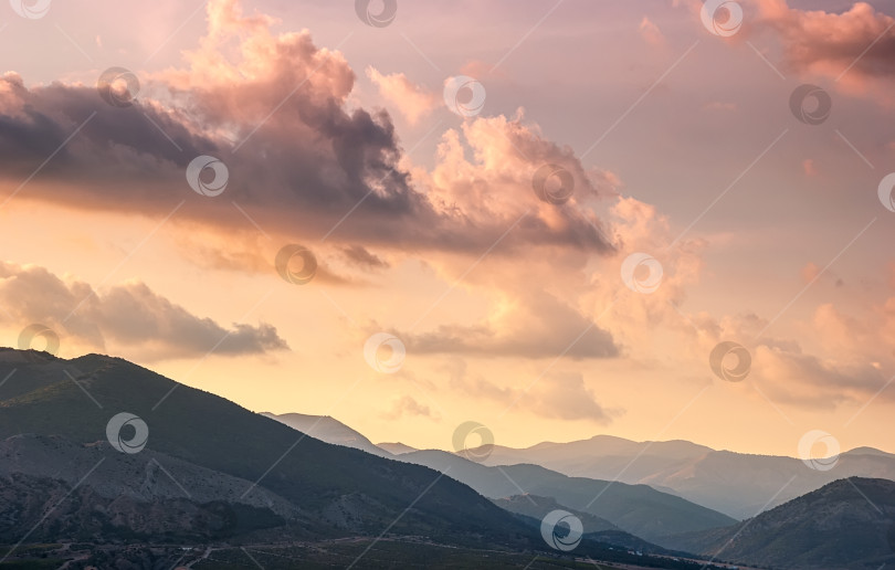 Скачать Судак, Крым - гряда Крымских гор на фоне закатного неба с красивыми облаками. фотосток Ozero