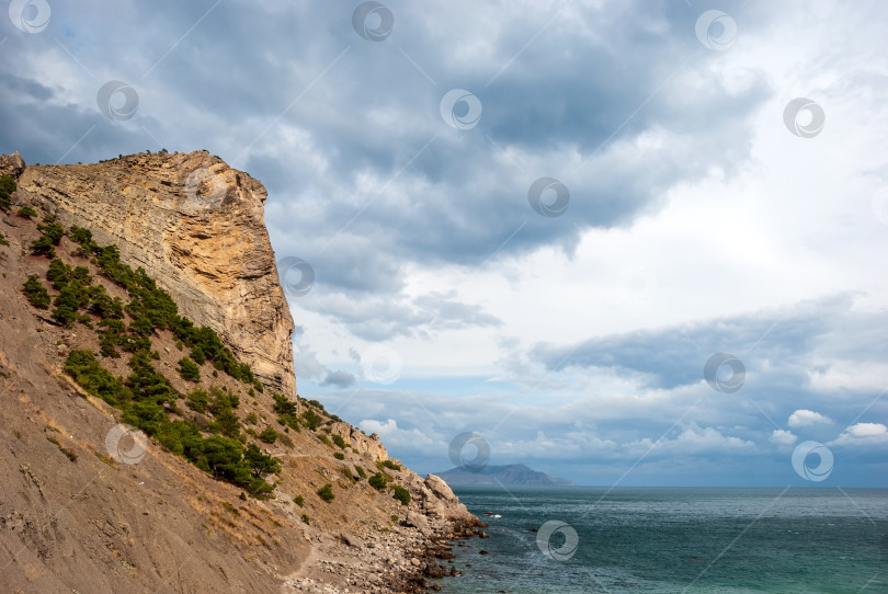 Скачать Прекрасный морской пейзаж Крымского полуострова. Черное море с горы в солнечный день. фотосток Ozero