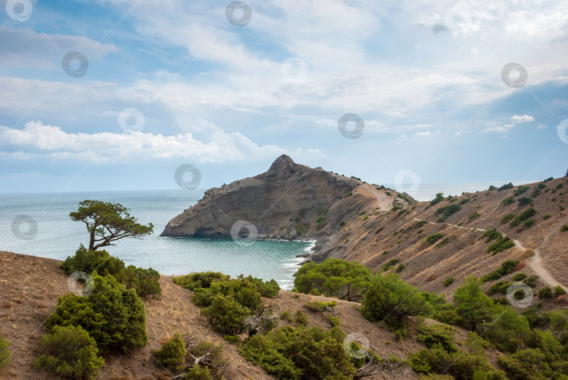 Скачать Крымский полуостров. Горный дракон на фоне Черного моря и прекрасного неба. фотосток Ozero