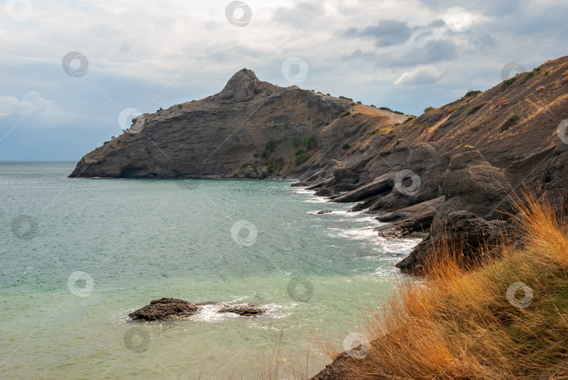 Скачать Крымский полуостров. Горный дракон на фоне Черного моря и прекрасного неба. фотосток Ozero