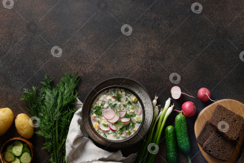 Скачать Традиционный русский холодный суп-окрошка на кефире. фотосток Ozero