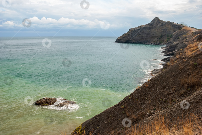 Скачать Крымский полуостров. Горный дракон на фоне Черного моря и прекрасного неба. фотосток Ozero