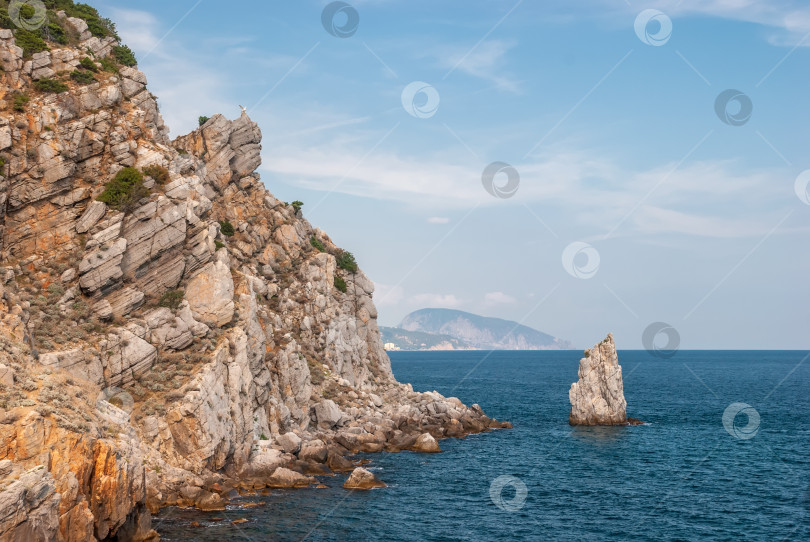 Скачать Прекрасный морской пейзаж Крымского полуострова. Черное море с горы в солнечный день. фотосток Ozero