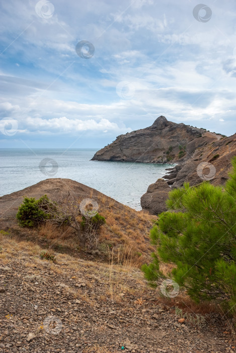 Скачать Крымский полуостров. Горный дракон на фоне Черного моря и прекрасного неба. фотосток Ozero