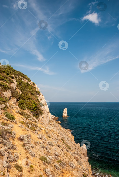 Скачать Прекрасный морской пейзаж Крымского полуострова. Черное море с горы в солнечный день. фотосток Ozero