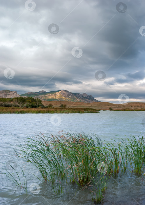 Скачать Красивый крымский пейзаж. Озеро и горы на заднем плане с прекрасным вечерним небом. фотосток Ozero