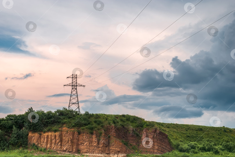 Скачать Пейзажи Сибири. Башня высоковольтной линии на холме на фоне закатного неба. фотосток Ozero