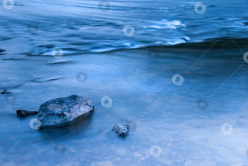 Скачать Горная река. Камни и голубая вода на большой выдержке. фотосток Ozero