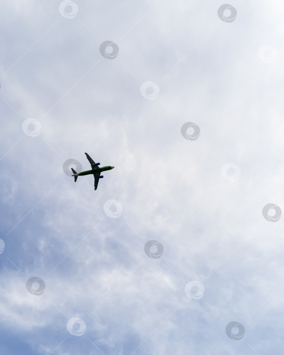 Скачать В небе летит пассажирский самолет. фотосток Ozero