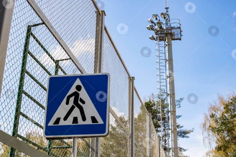 Скачать Высокий современный фонарь и знак пешеходного перехода крупным планом фотосток Ozero