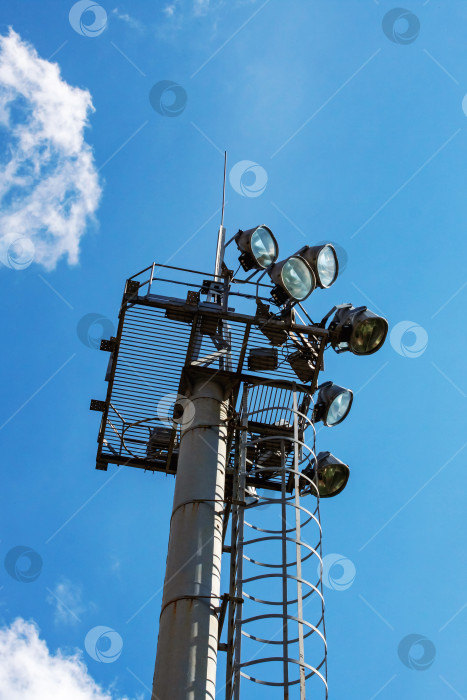 Скачать Большой современный фонарь на фоне голубого неба фотосток Ozero