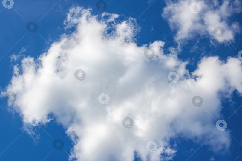 Скачать Большое белое облако в голубом небе фотосток Ozero