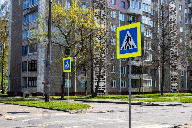 Скачать Синие знаки пешеходных переходов в городе летом фотосток Ozero