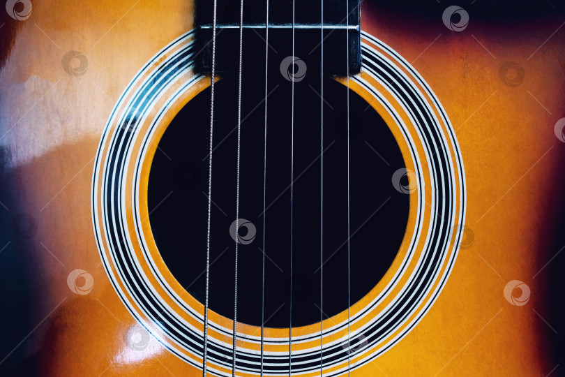 Скачать Темнота внутри акустической гитары крупным планом фотосток Ozero