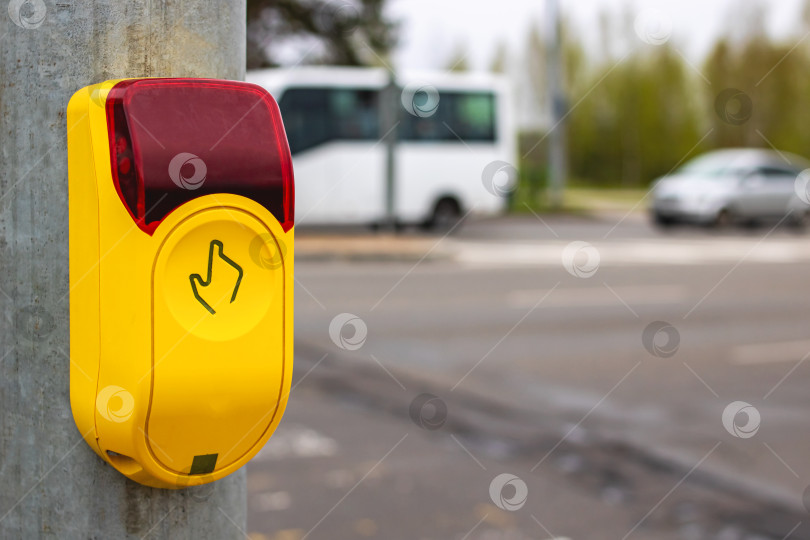 Скачать Кнопка светофора на пешеходном переходе фотосток Ozero