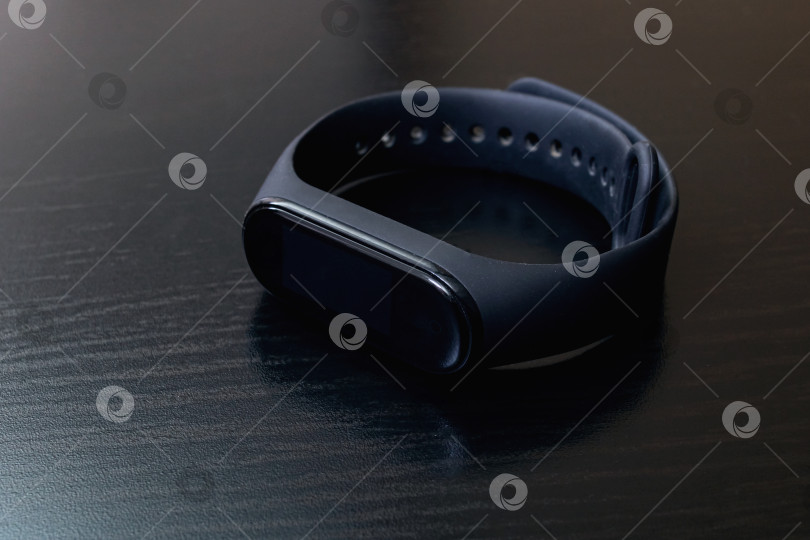 Скачать БЕЛАРУСЬ, НОВОПОЛОЦК - 21 мая 2020 года: Xiaomi mi band 4 на деревянном столе фотосток Ozero