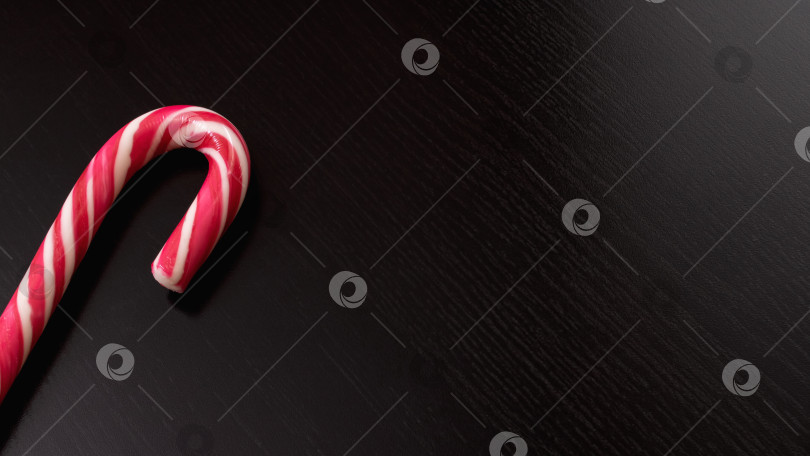 Скачать Рождественские красные конфеты на деревянном столе фотосток Ozero