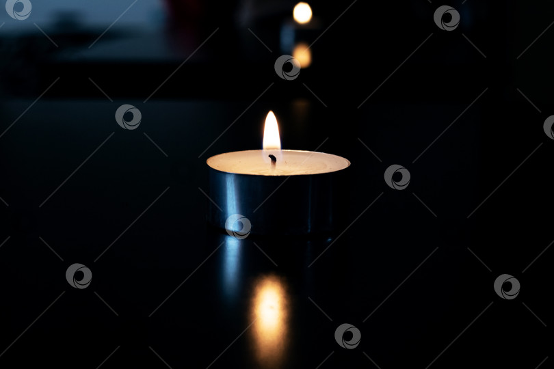 Скачать Пламя маленькой свечи в темноте фотосток Ozero