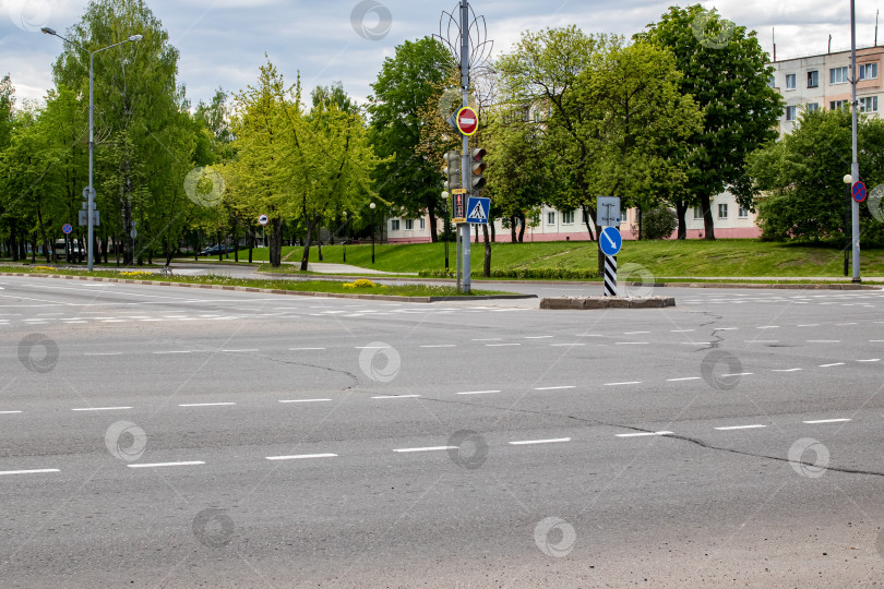 Скачать Пустой перекресток на большой дороге в городе фотосток Ozero