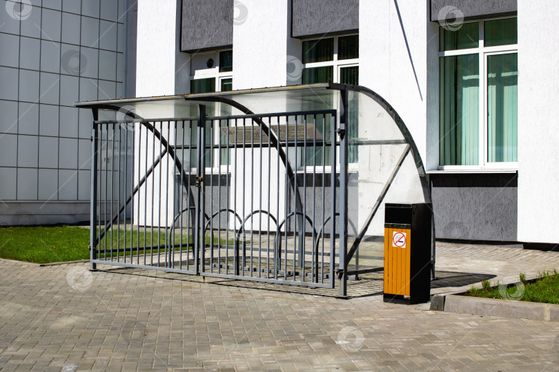 Скачать Закрытая пустая велопарковка рядом с офисным зданием фотосток Ozero