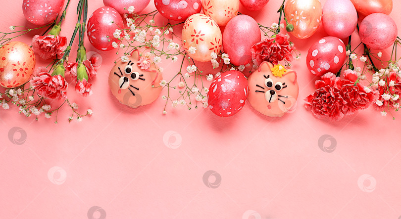 Скачать Концепция счастливой Пасхи, весенняя поздравительная открытка, фон. Украшенные розовые пасхальные яйца на нежном фоне. Концепция праздника в минималистичном стиле, баннер для экрана фотосток Ozero