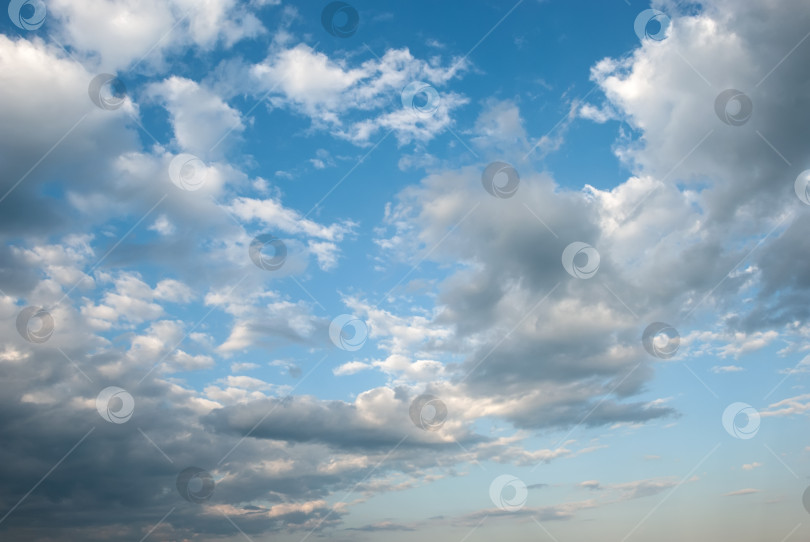 Скачать Фон голубого неба с крошечными облачками. фотосток Ozero