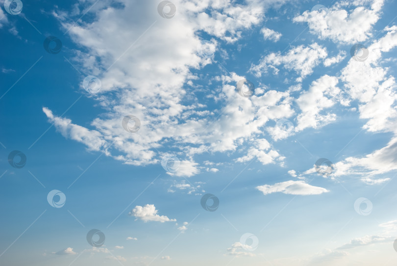 Скачать Фон голубого неба с крошечными облачками. фотосток Ozero