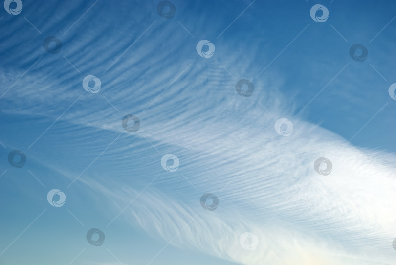 Скачать Куча белых облаков в ясном голубом небе. фотосток Ozero