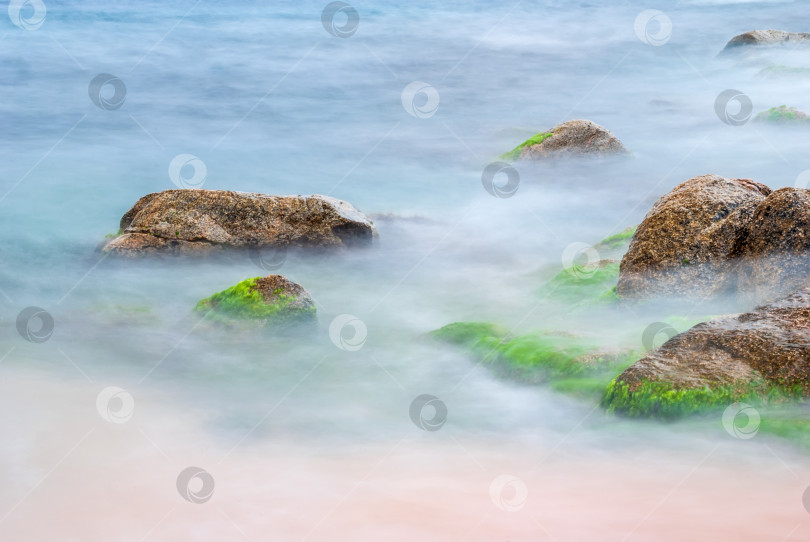 Скачать Морские камни в воде Средиземного моря. Вода создает туман из-за длительного воздействия. фотосток Ozero