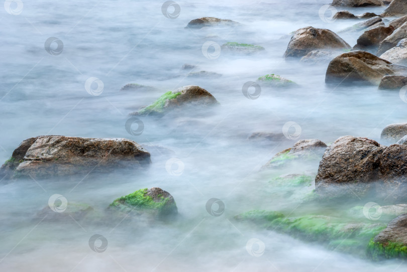 Скачать Морские камни в воде Средиземного моря. Вода создает туман из-за длительного воздействия. фотосток Ozero
