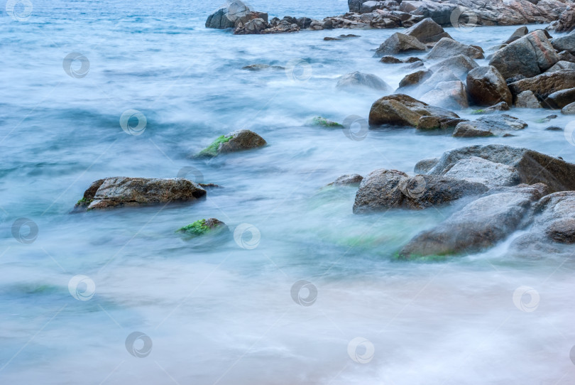 Скачать Морские камни в воде Средиземного моря. Вода создает туман из-за длительного воздействия. фотосток Ozero