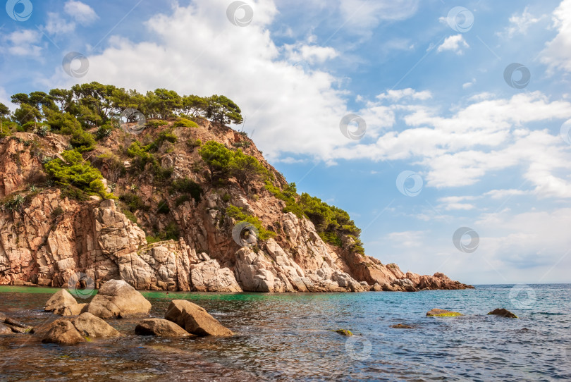 Скачать Тосса-де-Мар, Каталония, Испания. Живописное побережье Коста-Брава с прекрасными пляжами и чистой бирюзовой водой. фотосток Ozero
