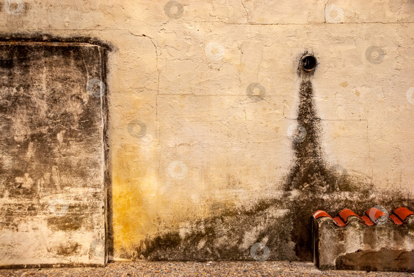 Скачать Деревянное старинное окно и дверь на оштукатуренной каменной стене в испанском стиле. фотосток Ozero