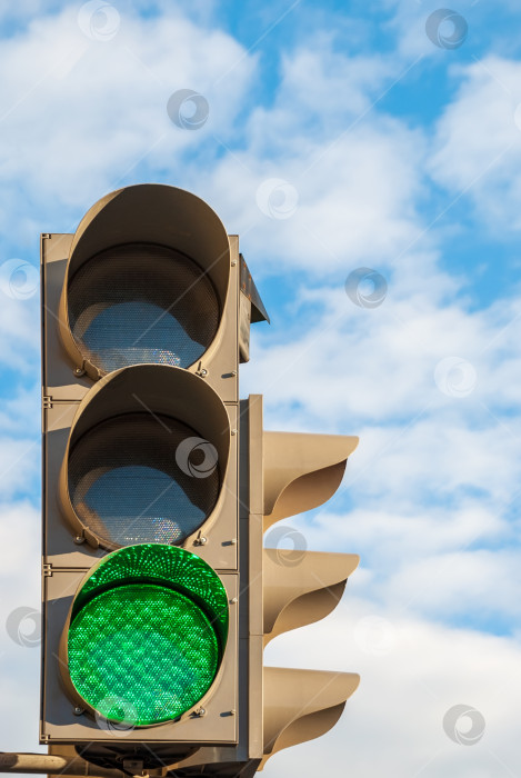 Скачать Светофор на фоне неба с облаками. Зеленый цвет сигнала. фотосток Ozero