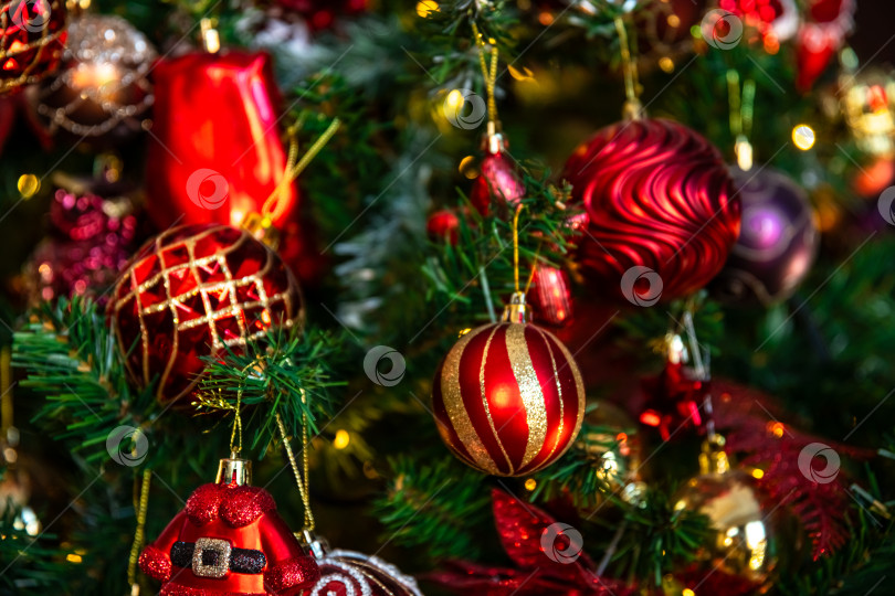 Скачать Ярко-красные рождественские шары на рождественской елке. новый год фотосток Ozero