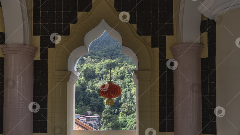 Скачать Элегантный арочный оконный проем в храме Кек Лок Си. фотосток Ozero