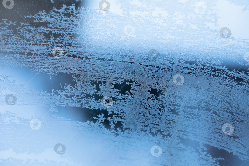 Скачать Абстрактные морозные узоры на замерзшем окне, фон фотосток Ozero