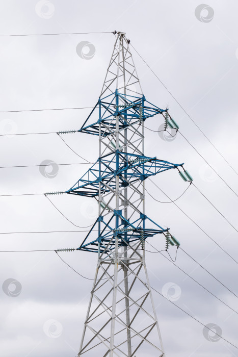 Скачать Металлическая опора высоковольтной линии электропередачи на фоне облачного неба фотосток Ozero