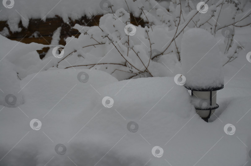 Скачать Садовый фонарь под снегом фотосток Ozero
