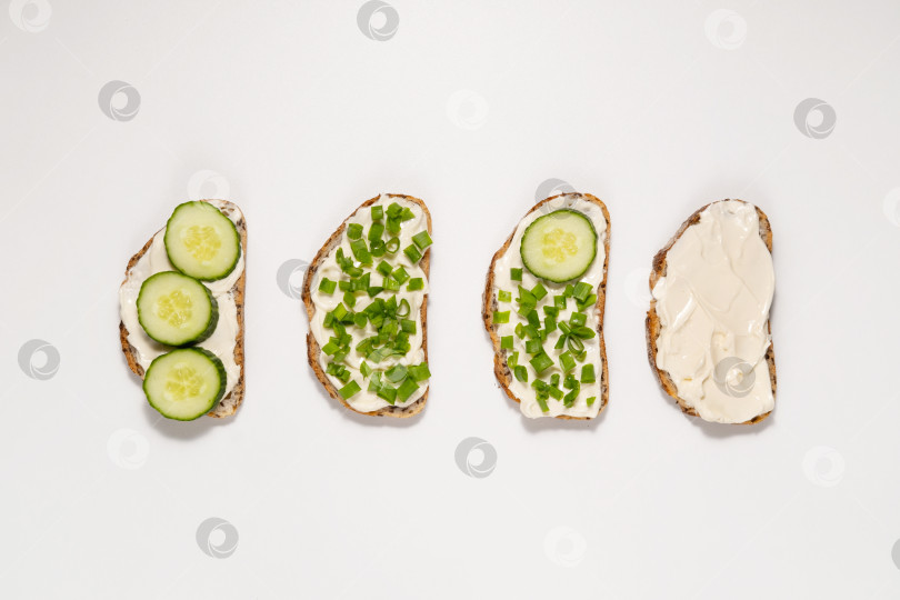 Скачать Бутерброды со сливочным сыром, огурцами и зеленым луком. Концепция здорового питания фотосток Ozero